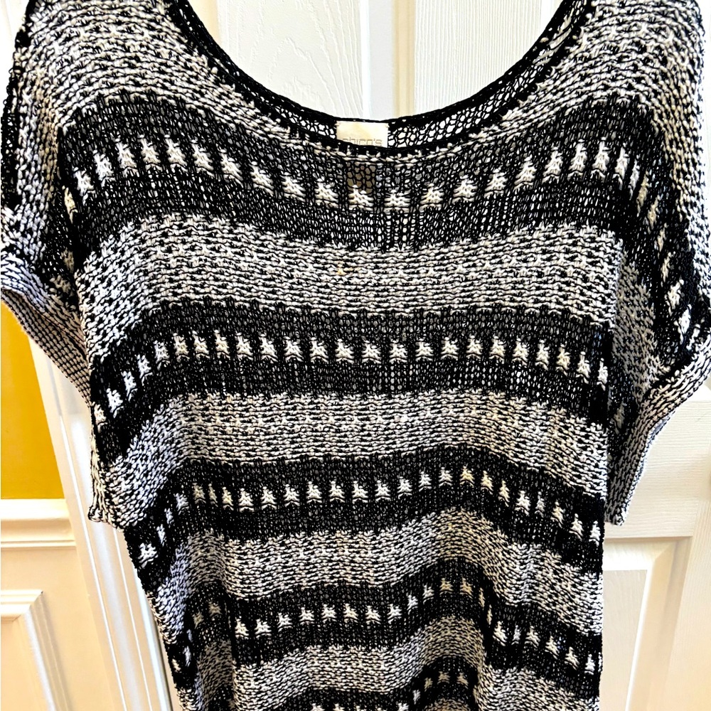 Beautiful Chico’s black & white knit top